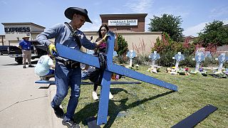 Κατασκευή αυτοσχέδιου μνημείου για τα θύματα της επίθεσης σε εμπορικό κέντρο στο Τέξας