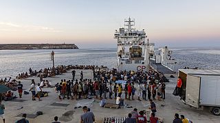 Mετανάστες περιμένουν να επιβιβαστούν σε πλοίο της ιταλικής ακτοφυλακής στο νησί της Σικελίας Λαμπεντούζα, Ιταλία, Τετάρτη 3 Αυγούστου 2022.