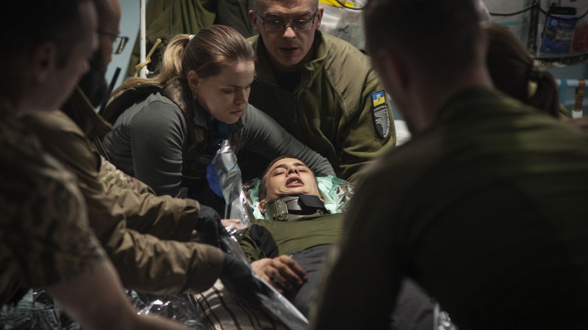 Militärsanitäter versorgen einen verwundeten Soldaten an einem medizinischen Stabilisierungspunkt bei Bachmut, Region Donezk
