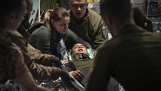 Militärsanitäter versorgen einen verwundeten Soldaten an einem medizinischen Stabilisierungspunkt bei Bachmut, Region Donezk