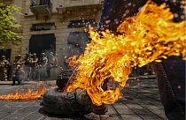 إطار سيارة أشعله المتظاهرون أمام جمعية مصارف لبنان