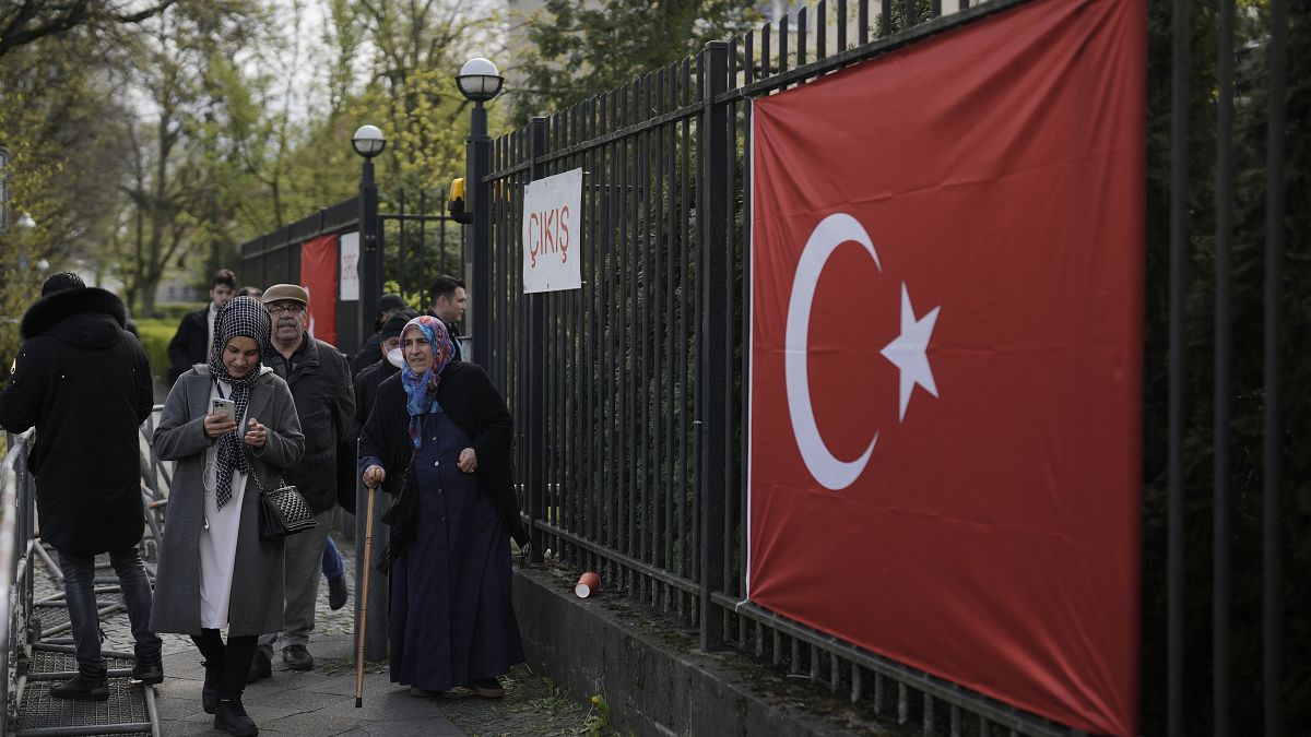 أتراك يغادرون مركز اقتراع في القنصلية التركية في برلين ألمانيا.