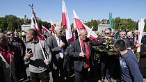 Protestaktion in Warschau, als Russlands Botschafter Andrejew einen Kranz niederlegen wollte