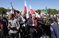 Πολωνοί καταθέτουν στεφάνια στο μνημείο πεσόντων του Κόκκινου Στρατού στην Βαρσοβία