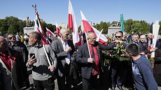 Πολωνοί καταθέτουν στεφάνια στο μνημείο πεσόντων του Κόκκινου Στρατού στην Βαρσοβία