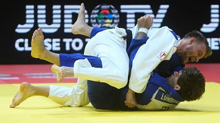 Nils Stump, de Suiza y Manuel Lombardo, de Italia, en la categoría masculina de 73 kg en los Campeonatos del Mundo de Judo en Doha, Catar, el martes 9 de mayo de 2023.