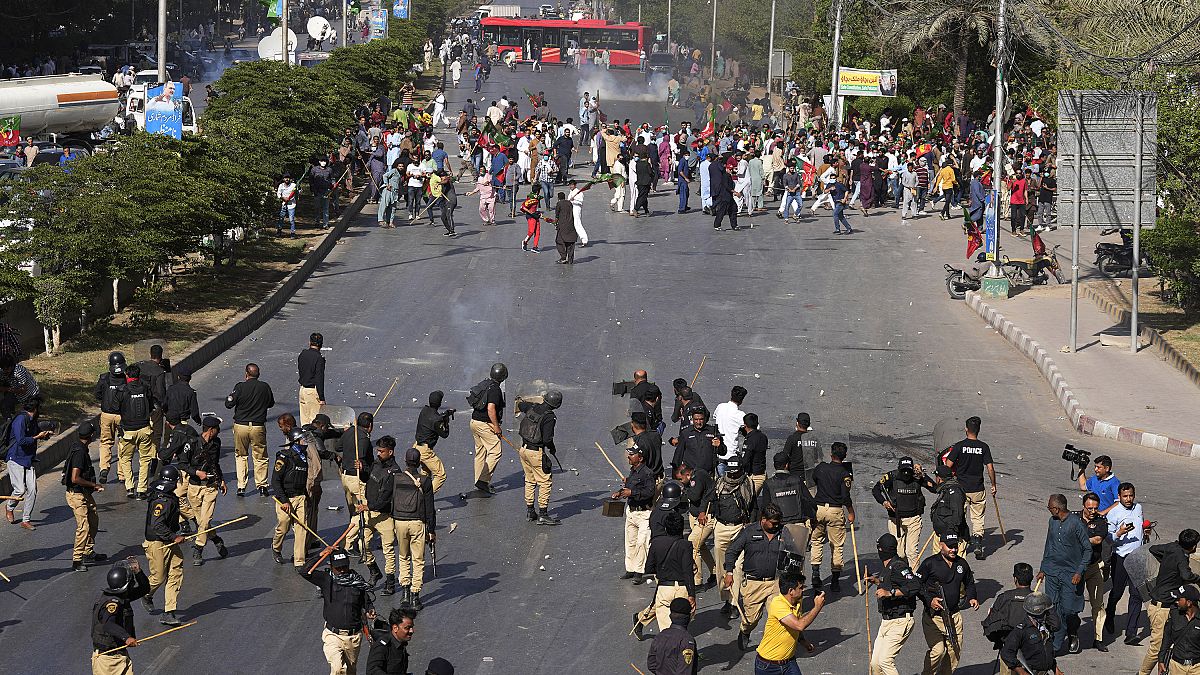 Protestas en Pakistán tras la detención del ex primer ministro Imran Khan.