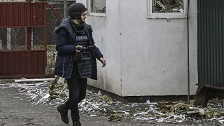 (АРХИВ) Журналист AFP Арман Сольден идет по улице украинской деревни после российского обстрела 3 марта 2023 года.
