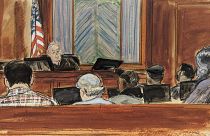 رسم يظهر القاضي لويس كابلان وهو يعطي التعليمات لهيئة المحلفين قبل بدئهم التداول في قضية اتهام دونالد ترامب بالاغتصاب