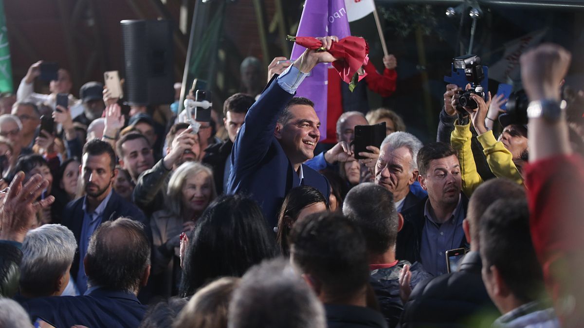 Ο πρόεδρος του ΣΥΡΙΖΑ- ΠΣ Αλέξης Τσίπρας χαιρετά πολίτες στο κέντρο του Πειραιά