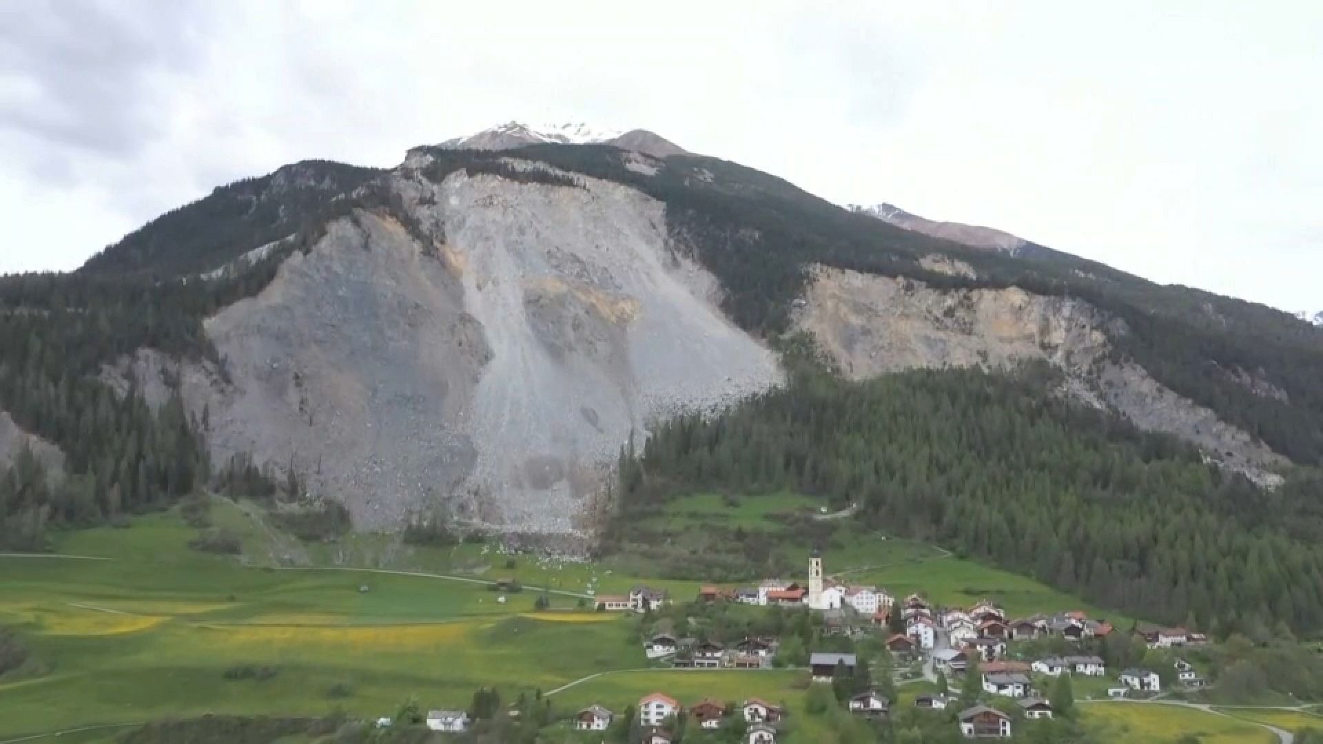 Video. Zwei Millionen Kubikmeter Fels Bedrohen Brienz - Bergdorf Wird ...