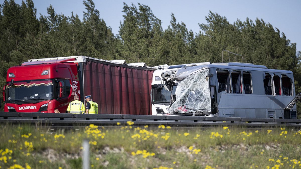A balesetes, összetört lengyel busz