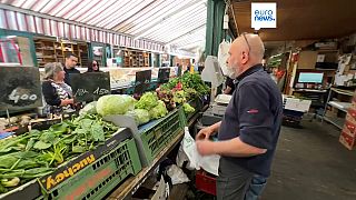 Gazi Özyürek, vendedor en un puesto de verduras, asegura que los precios han llegado a un punto insostenible.