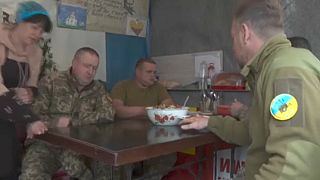 Ukrán katonák egy kijevi önkéntes konyhán