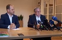 Marc Tarabella ügyvédje társaságában 