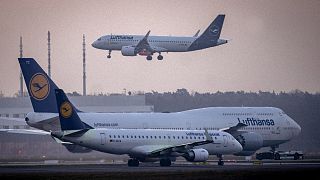 Un avión de Lufthansa aterriza mientras otros dos esperan en el aeropuerto de Frankfurt, Alemania, el 3 de marzo de 2023.