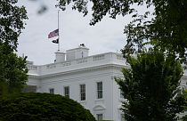 العلم الأمريكي يرفرف فوق البيت الأبيض بواشنطن، الولايات المتحدة، الأحد 7 مايو 2023