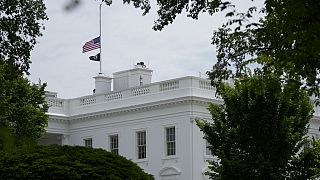 العلم الأمريكي يرفرف فوق البيت الأبيض بواشنطن، الولايات المتحدة، الأحد 7 مايو 2023