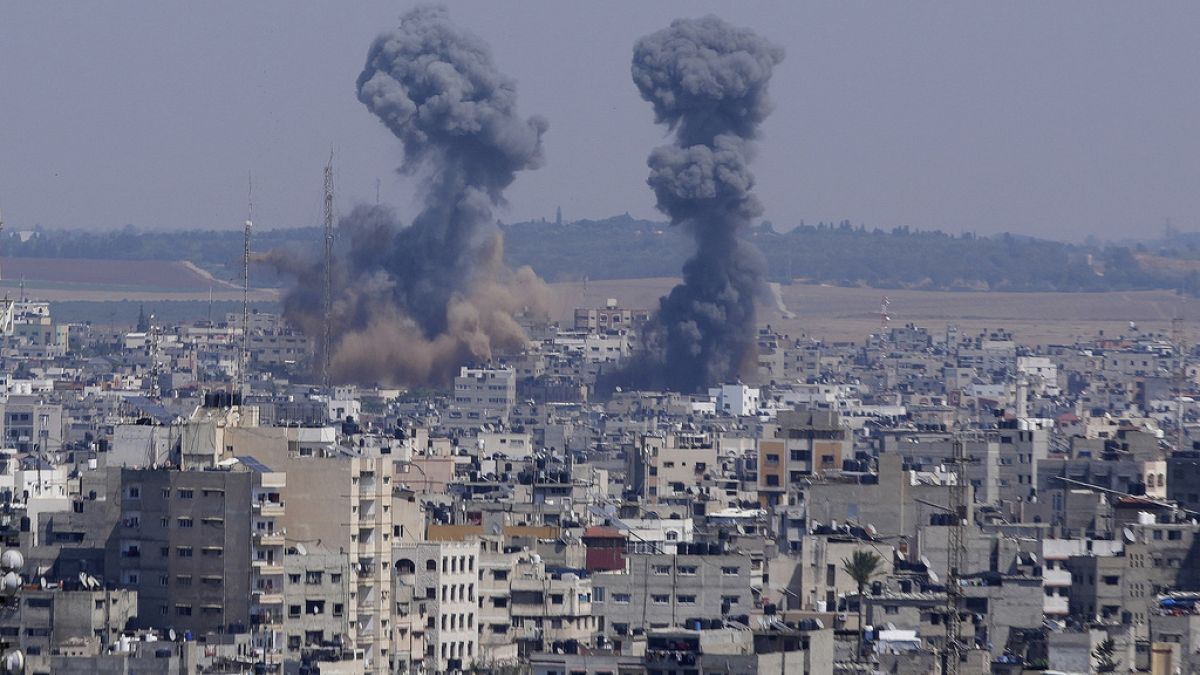 Füstfelhő száll fel, miután találat érte a Gázai övezetet 2023. május 10-én