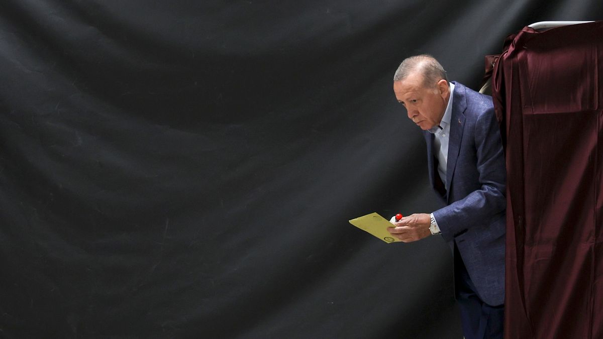 Recep Tayyip Erdoğan oy kullanırken