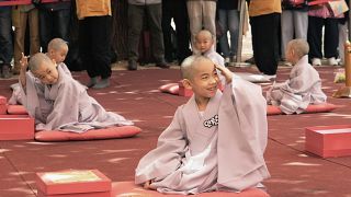 أطفال يحلقون رؤوسهم من قبل الرهبان البوذيين