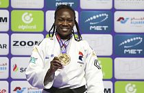Clarisse Agbegnenou aus Frankreich mit ihrer Goldmedaille nach ihrem Sieg über Andreja Leski aus Slowenien