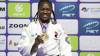 Clarisse Agbegnenou aus Frankreich mit ihrer Goldmedaille nach ihrem Sieg über Andreja Leski aus Slowenien