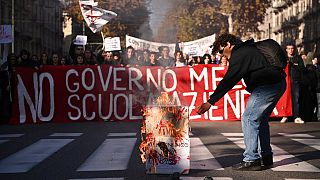 Diákok tüntettek 2022-ben az olasz kormány oktatási reformjai ellen, a képen egy férfi az Olasz Iparszövetség logójáról készült plakátot gyújtja fel - KÉPÜNK ILLUSZTRÁCIÓ 