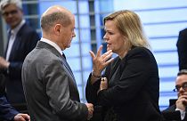 Scholz und Innenministerin Faeser auf dem Flüchtlingsgipfel, bei dem es am späten Mittwochabend eine Einigung gab.