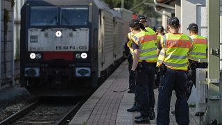 الشرطة الألمانية تراقب عربات القطارات على الحدود بين ألمانيا والنمسا
