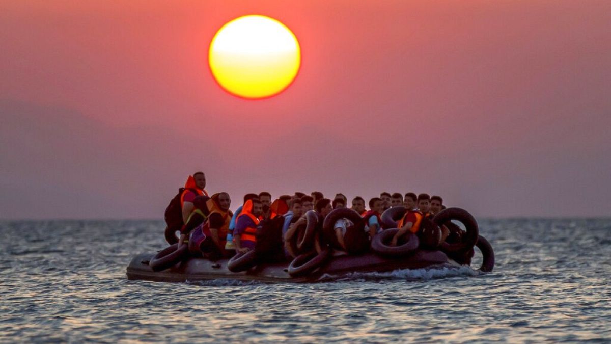 مهاجرون على متن زورق يصلون إلى جزيرة كوس جنوب شرق اليونان بعد عبورهم من تركيا، يوم الخميس 13 أغسطس 2015. 