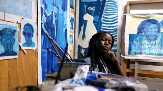 Une peintre ghanéenne et ses fillettes bleues à l'assaut du mariage forcé