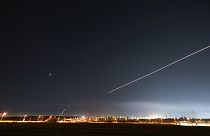 Iron Dome tente d'intercepter une roquette tirée de la bande de Gaza