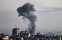 تصاعد سحب الدخان من قطاع غزة