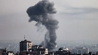 تصاعد سحب الدخان من قطاع غزة