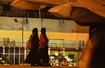 Kimenekített szudáni nők várakoznak a szudáni repülőtéren
