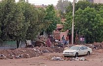 Menschen auf der Straße in Khartum, inmitten von Kämpfen rivalisierender Militärs