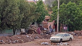 Menschen auf der Straße in Khartum, inmitten von Kämpfen rivalisierender Militärs