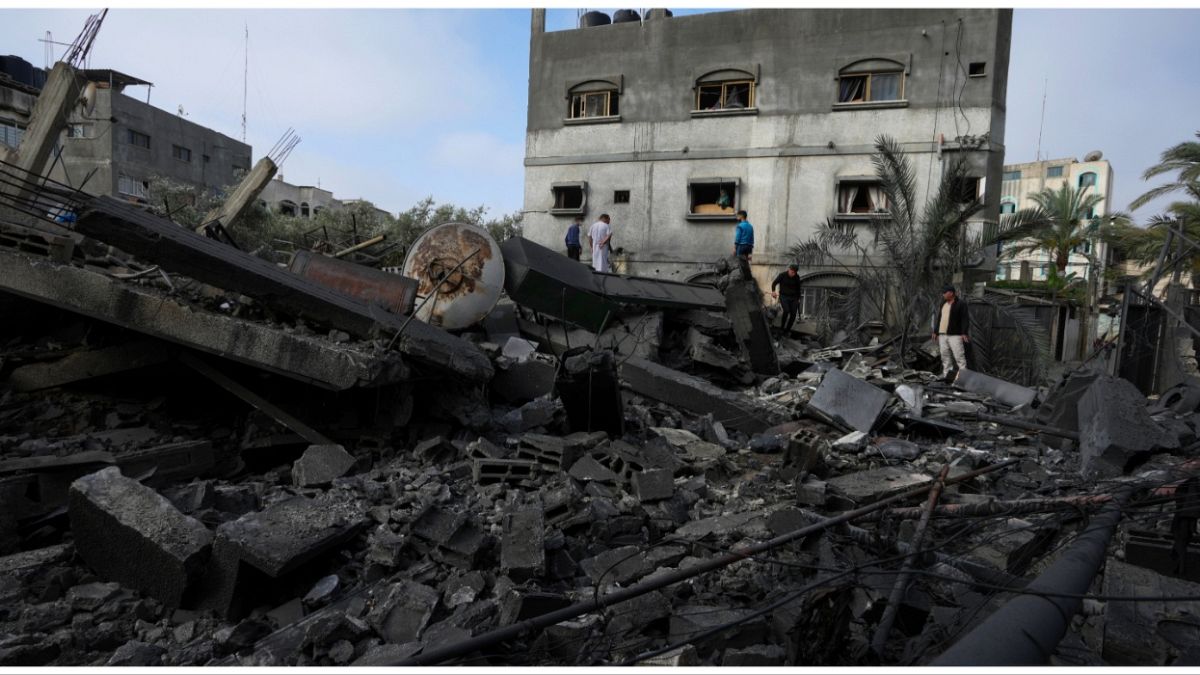 مبنى مدمر جراء القصف الإسرائيلي على قطاع غزة