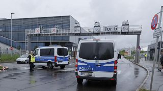 Rendőrautók a Mercedes sindelfingeni gyáránál a lövöldözés után