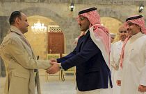مهدي المشاط مستقبلا السفير السعودي في اليمن آل جابر في نيسان/أبريل الماضي 