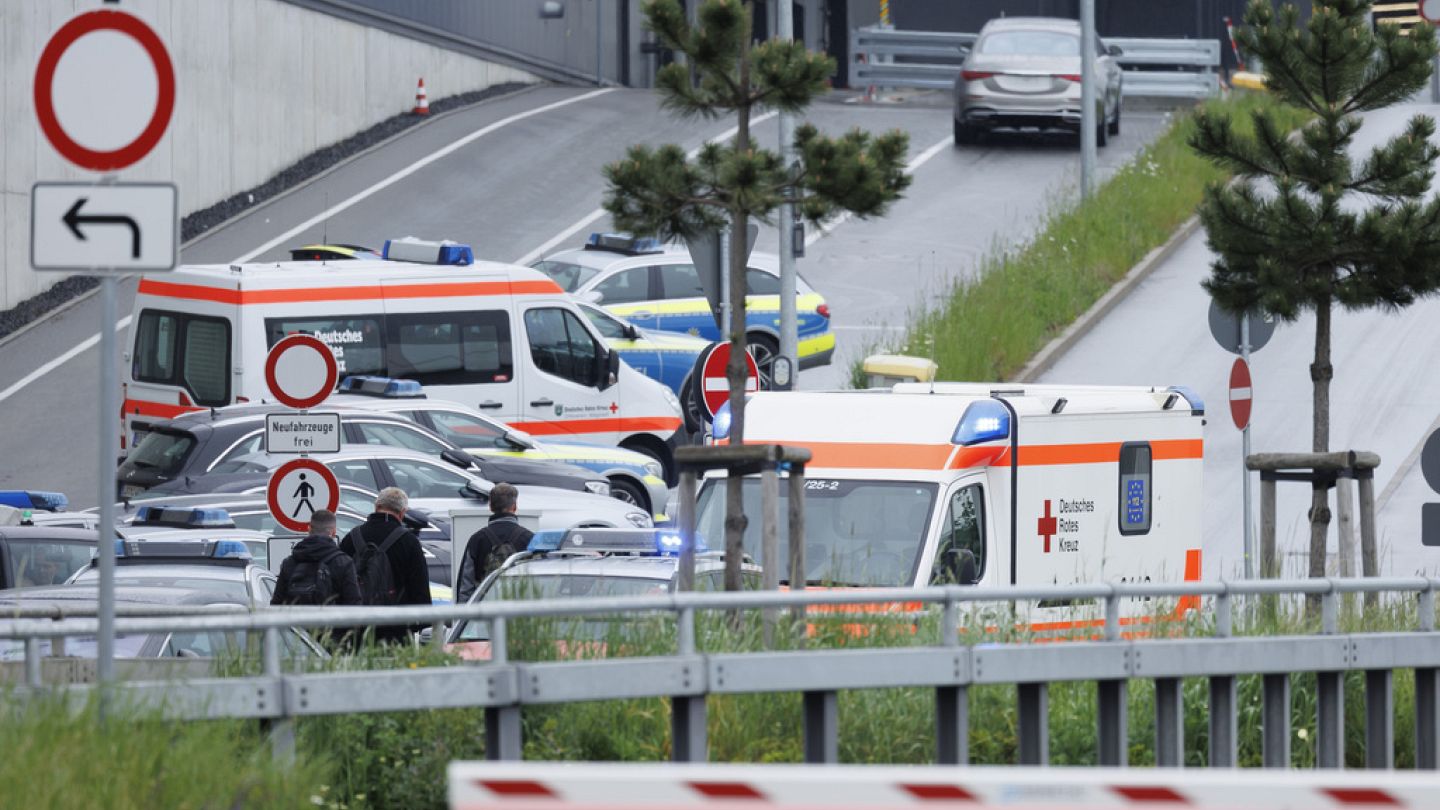 Allemagne : une fusillade dans une usine Mercedes fait deux morts | Euronews