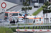 Duas pessoas foram mortas num tiroteio numa fábrica da Mercedes, na Alemanha