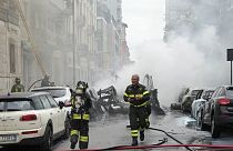 Bombeiros trabalham para extinguir um incêndio num edifício após a explosão de uma carrinha no centro de Milão