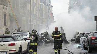 Bombeiros trabalham para extinguir um incêndio num edifício após a explosão de uma carrinha no centro de Milão