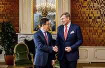 ملك هولندا فيليم ألكساندر ونائب الرئيس الصيني هان زهنغ