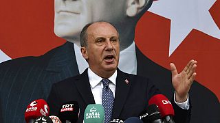 Мухаррем Инче выступает на фоне портрета основателя современной Турции Мустафы Кемаля Ататюрка во время пресс-конференции в Анкаре, Турция, понедельник, 8 февраля 2021 года.