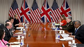 O Secretário da Defesa dos EUA, Lloyd Austin (dir.) e o Secretário da Defesa britânico, Ben Wallace (esq.), num encontro no Pentágono em abril de 2023