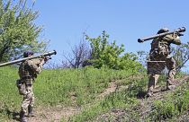 Ukrán katonák Igla rakétavetőkkel Bahmut környékén