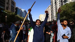 Imran Hán volt pakisztáni miniszterelnök támogatói országszerte tüntettek